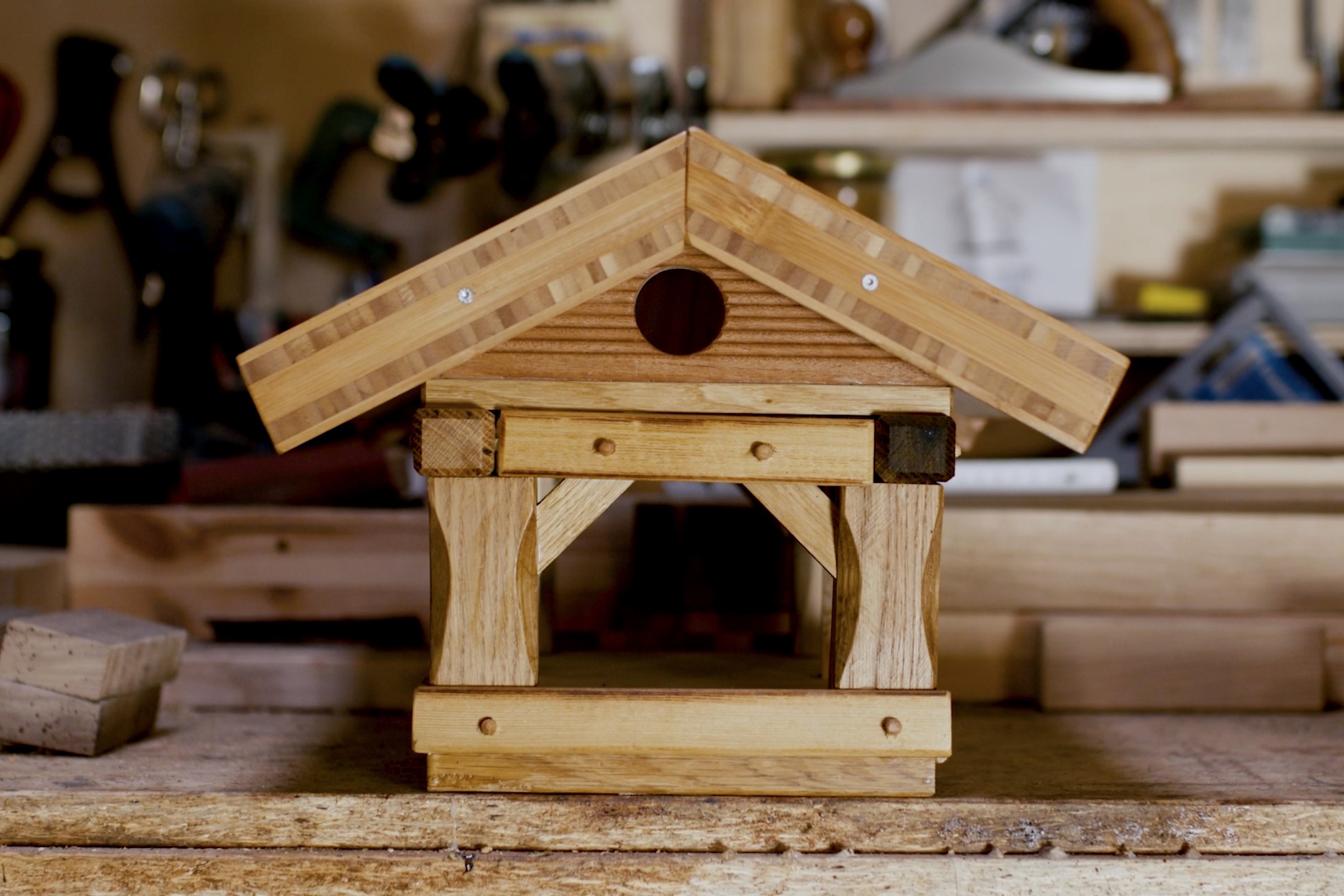 Holz Vogelhaus auf einer Werkbank