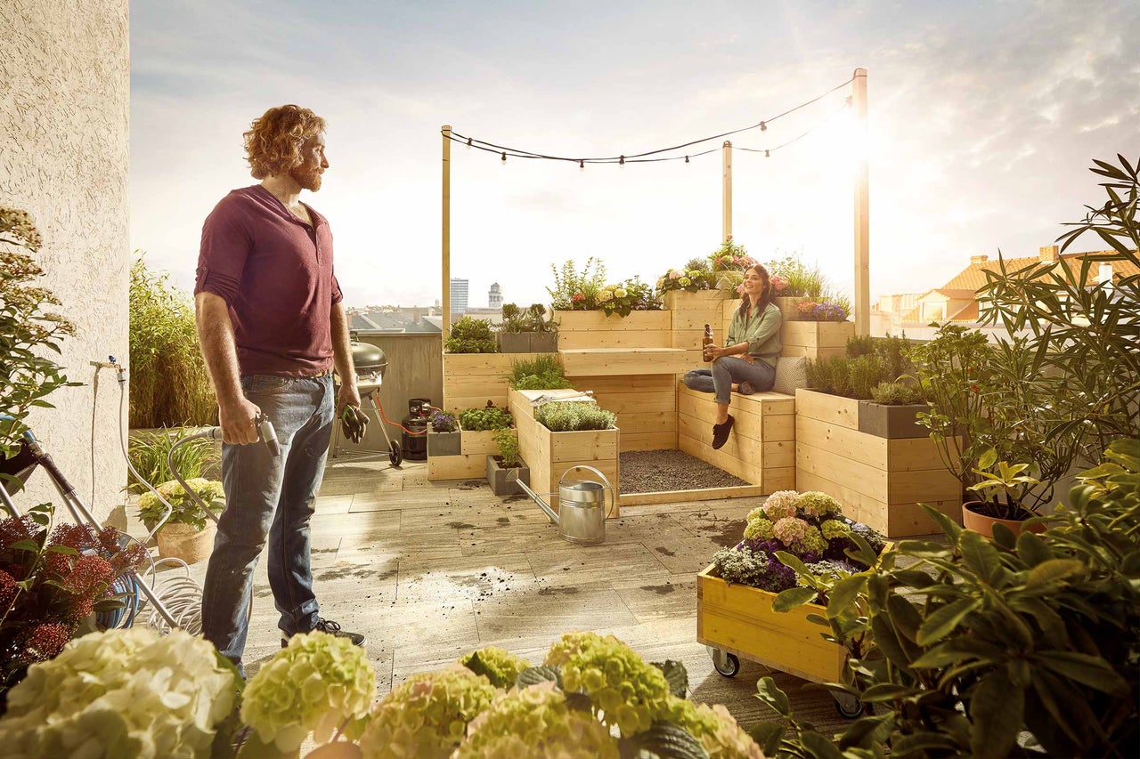 Dachterrassen Gestaltung mit Hochbeeten und Sitzgelegenheit für entspannte Stunden im Freien