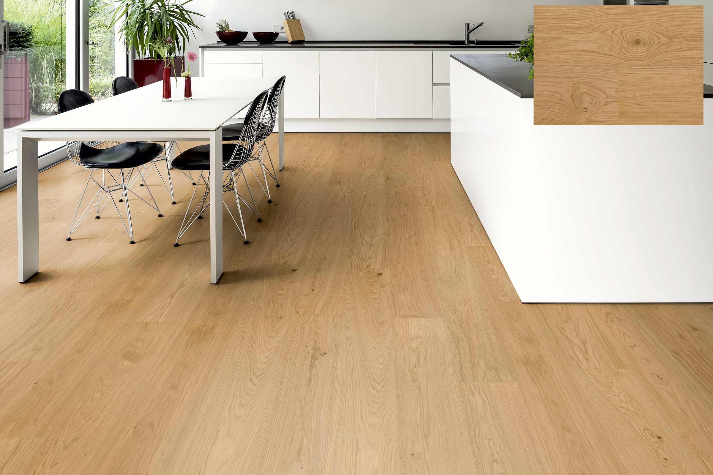 Plancher en chêne clair dans une cuisine moderne avec table à manger.