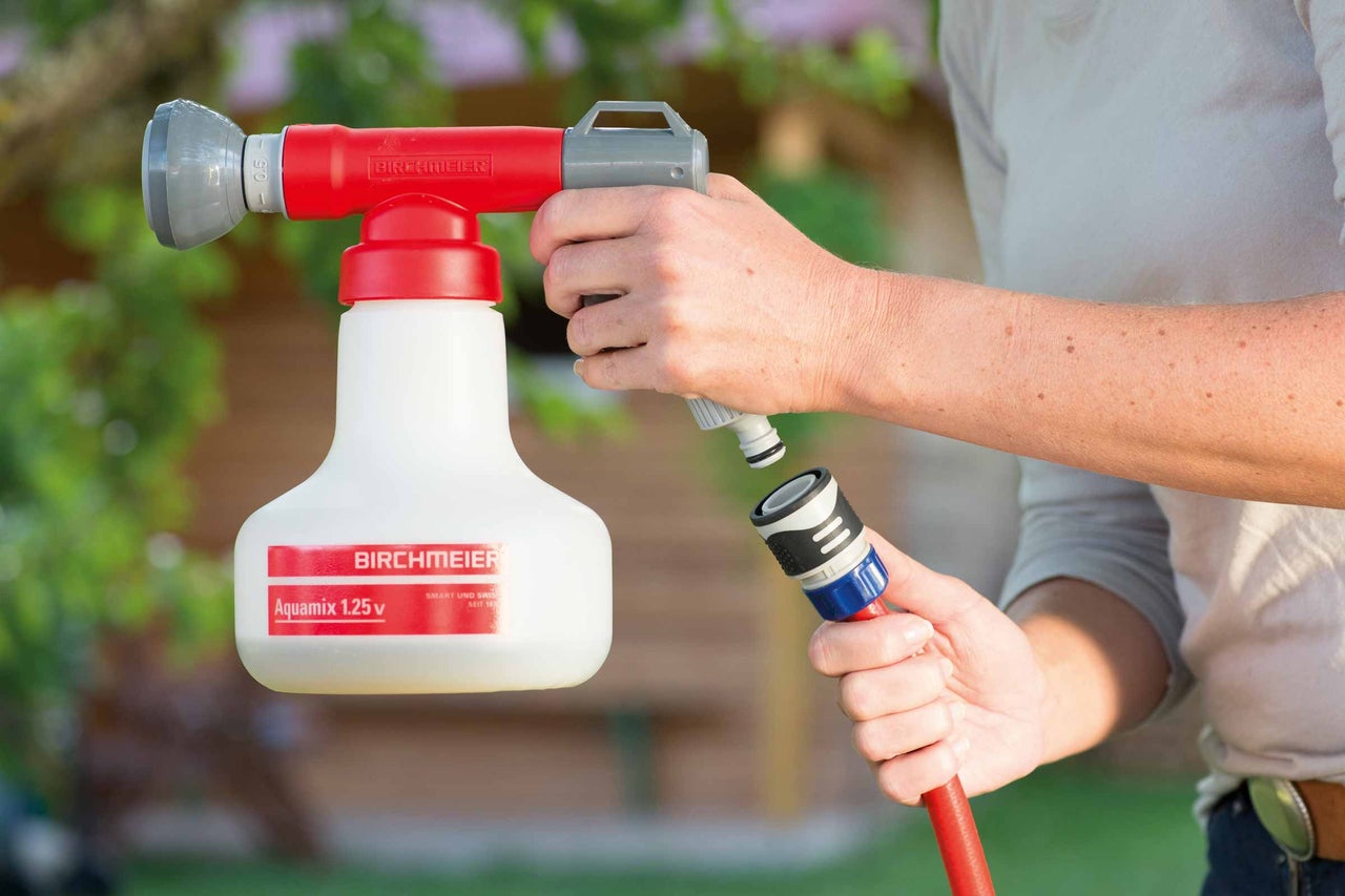 Birchmeier Aquamix 1.25V Gartenspritze wird an einen Gartenschlauch angeschlossen