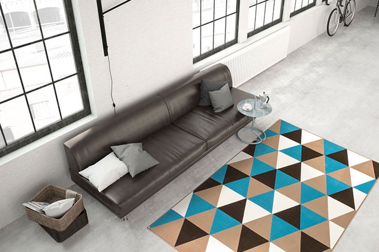 Salon avec canapé marron, tapis géométrique et éléments décoratifs pour une ambiance moderne