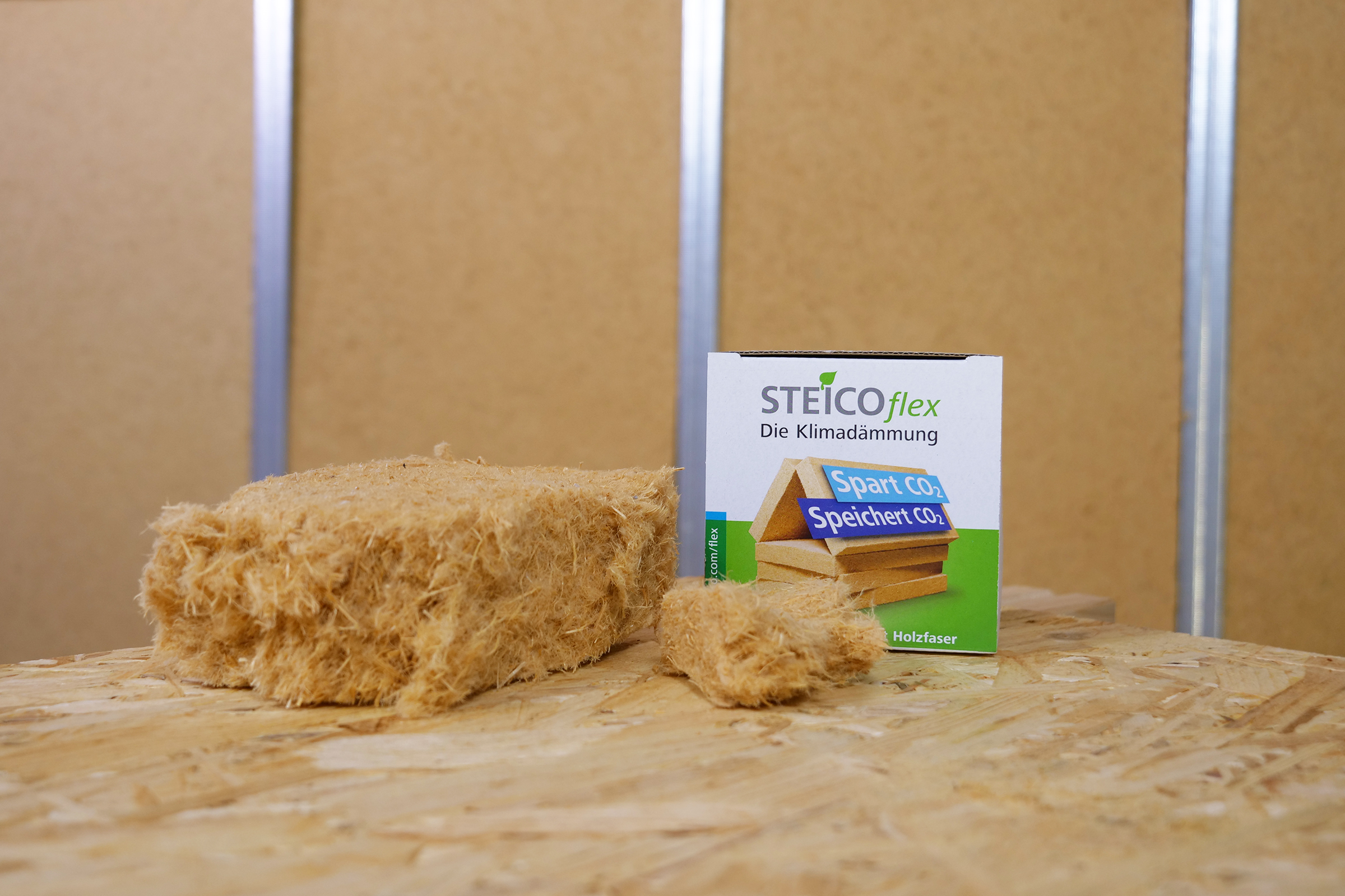 Steico Holzfaser-Dämmstoff und Verpackung auf Holzuntergrund