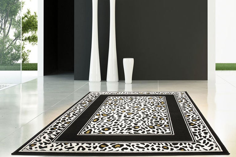 Tapis rectangulaire avec motif animalier dans un espace de vie moderne