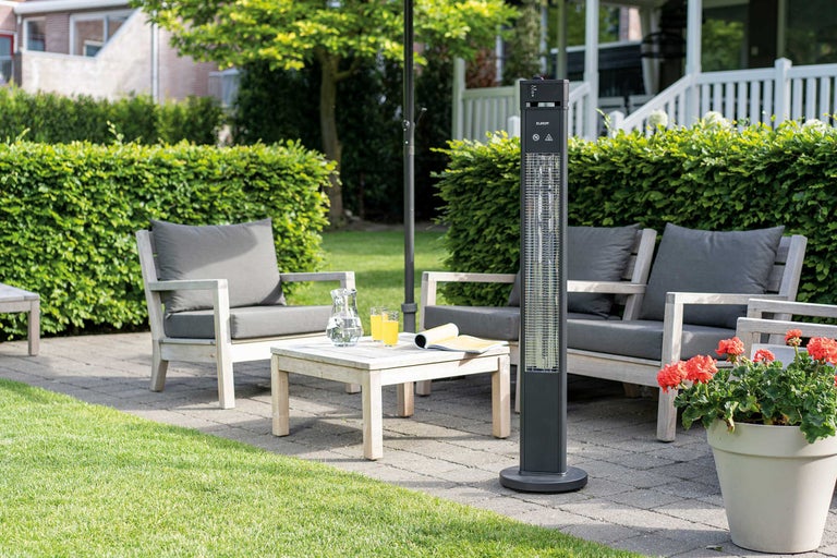 Terrasse avec radiateur de terrasse, sièges et table d'extérieur.