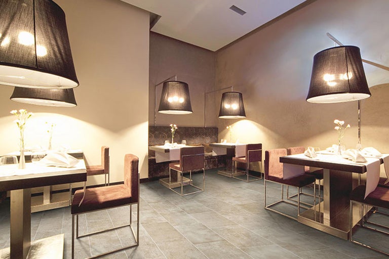 Photo d'intérieur d'un restaurant avec des tables, des chaises et de l'éclairage