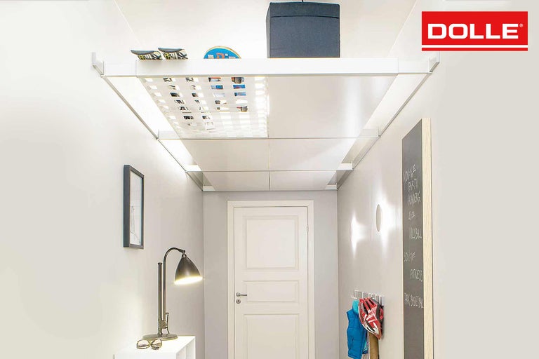 Couloir avec système Dolle d'économie d'espace pour montage au plafond