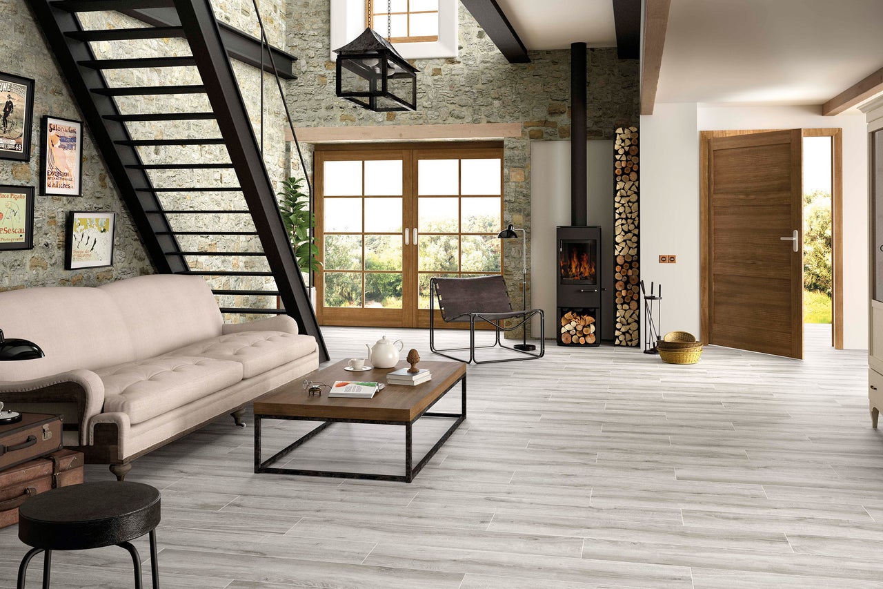 Wohnzimmer mit Treppe, Kaminofen und Holzboden in Holzoptik