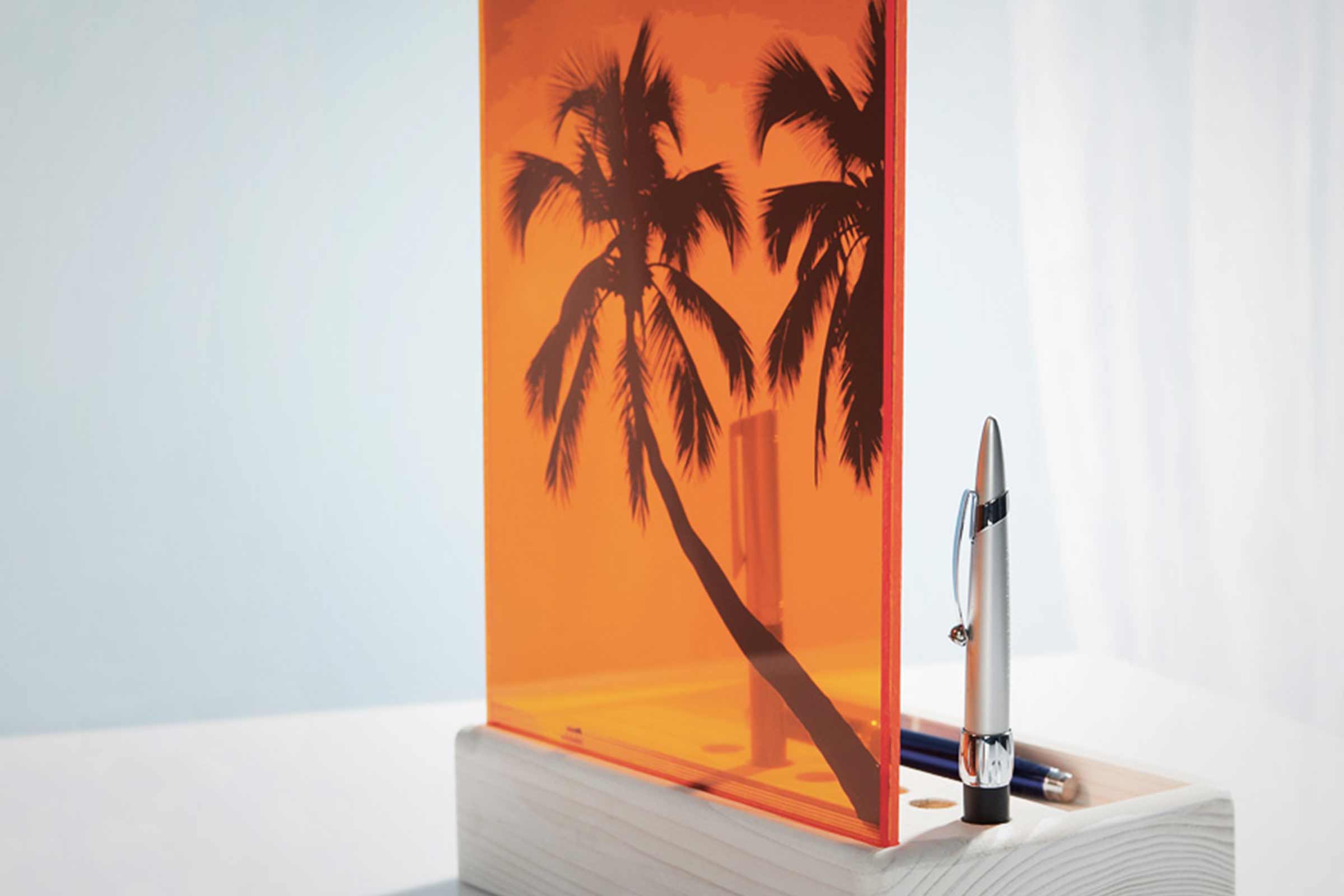 Tischkalender mit Palmenmotiv und Stifthalter
