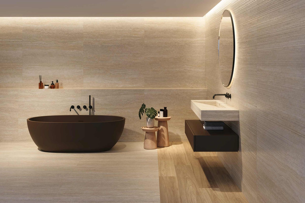 Salle de bains moderne avec baignoire îlot, lavabo et miroir avec éclairage