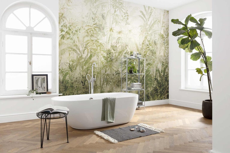 Salle de bains lumineuse avec baignoire îlot, étagère, plante d'intérieur et papier peint motif jungle