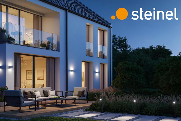 Vue extérieure d'une maison moderne avec le logo Steinel, des meubles de jardin et un éclairage extérieur