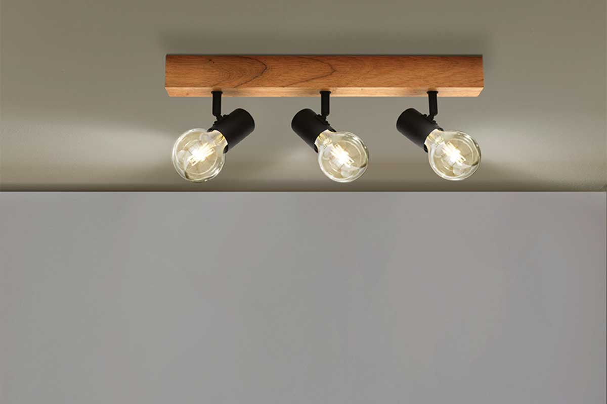Plafonnier avec trois lumières et poutre en bois