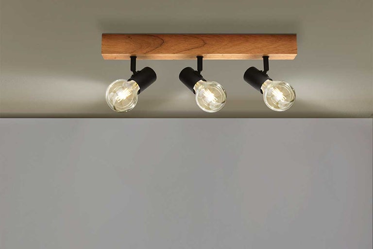 Deckenleuchte mit drei Leuchten und Holzbalken