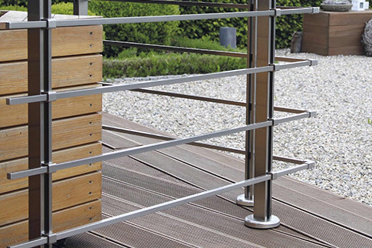 Terrasse mit Geländer aus Metall und Holzelementen