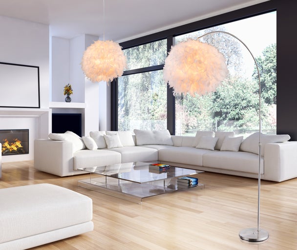 Helles Wohnzimmer mit Ecksofa, Glascouchtisch, Kamin und Federleuchten