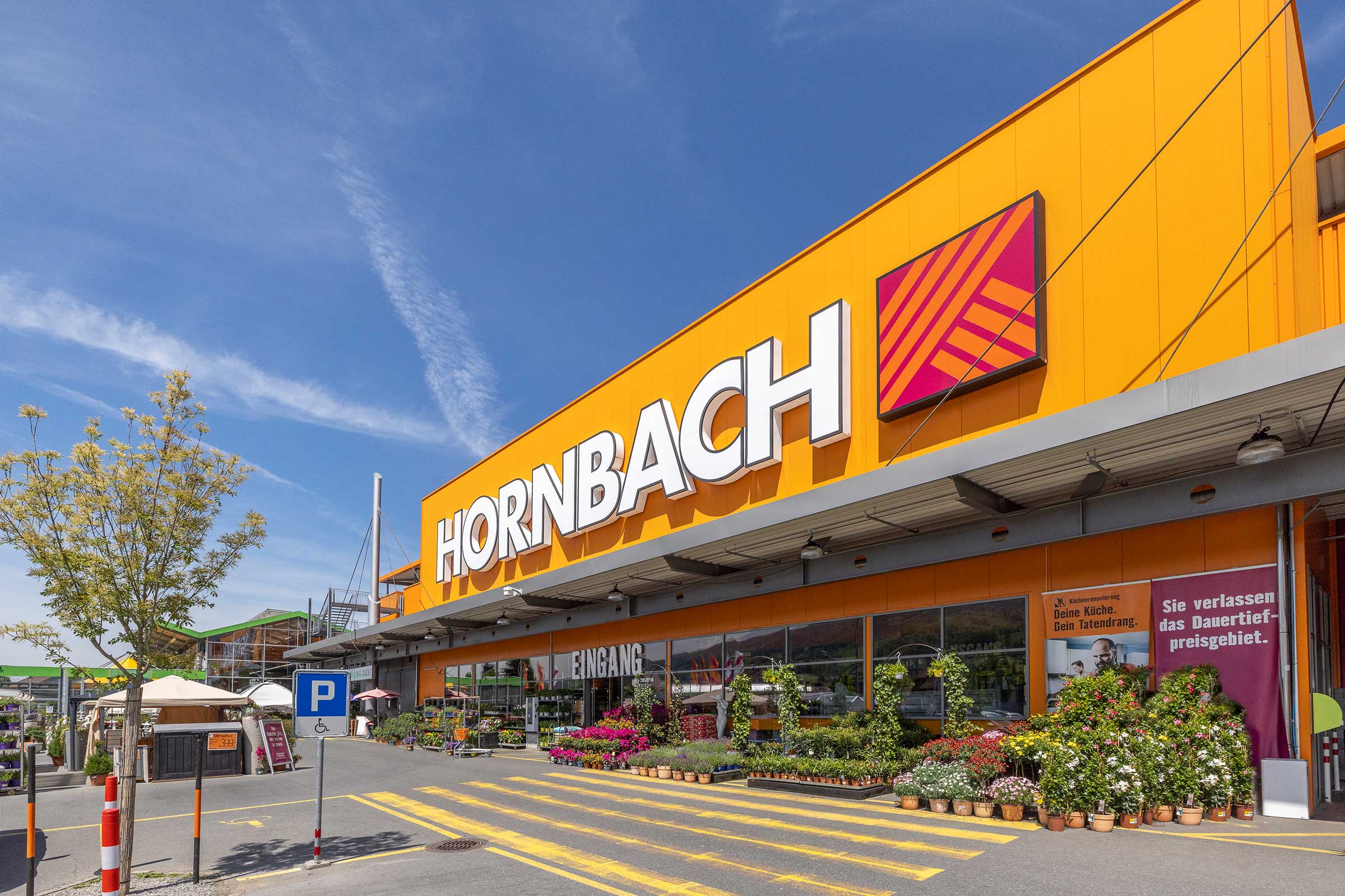 Hornbach Baumarkt Fassade mit Eingangsbereich und Parkplatz