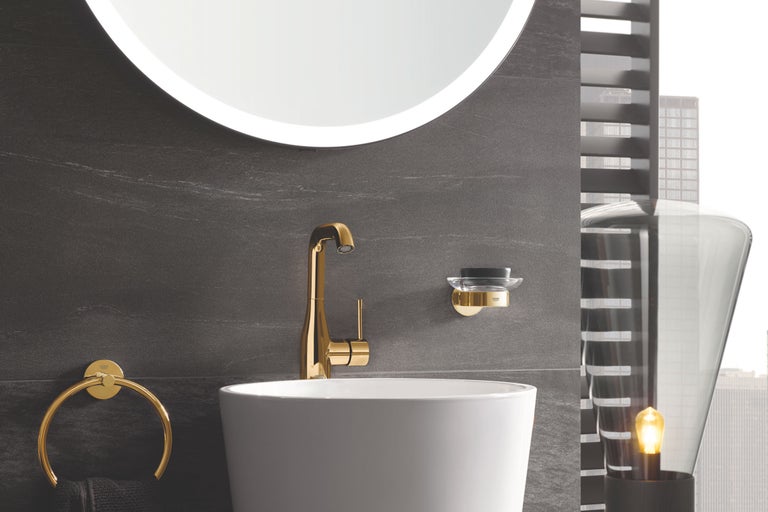Badezimmer Waschbeckenbereich mit Armatur, Handtuchring, Seifenschale und Spiegel
