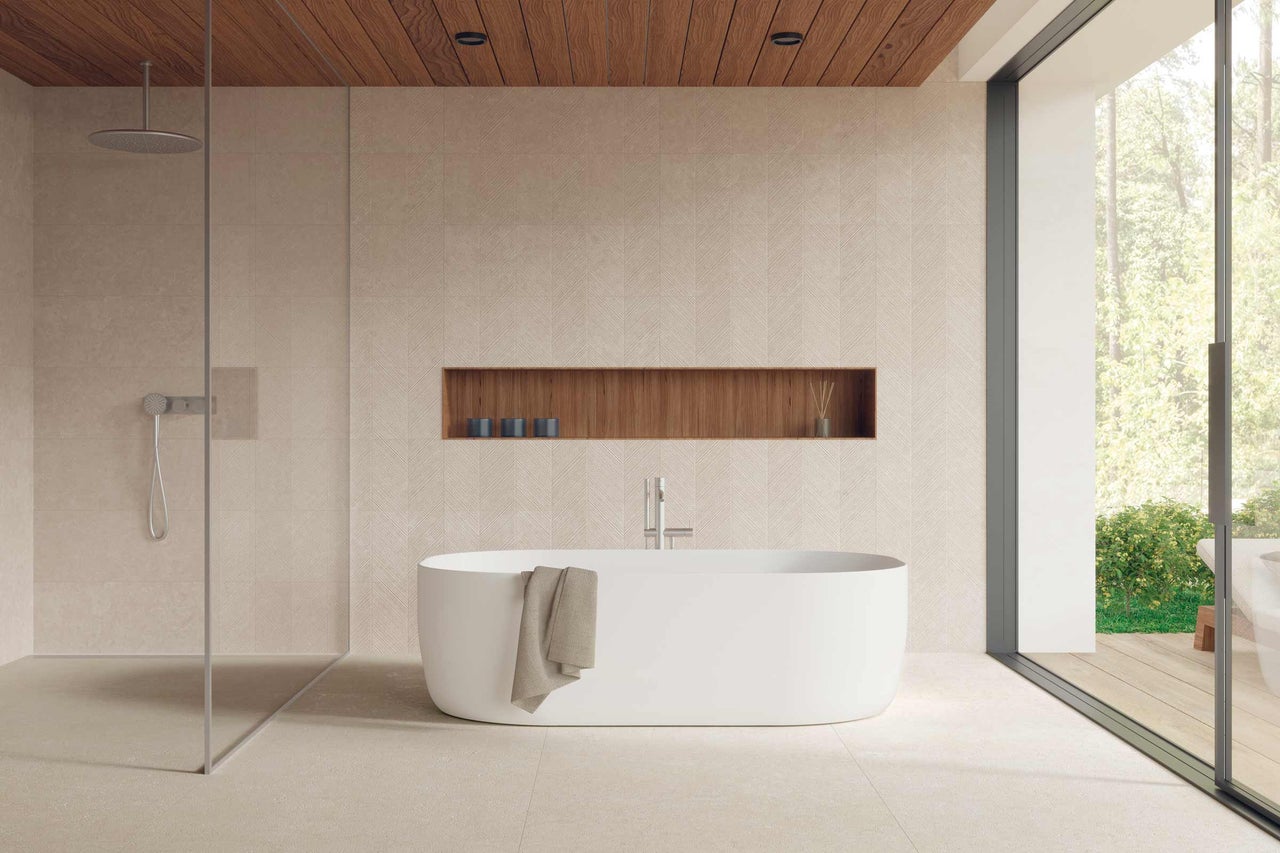 Salle de bain avec douche, baignoire, carrelage et plafond en bois