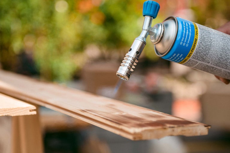 Holzbearbeitung mit einer Lötlampe.