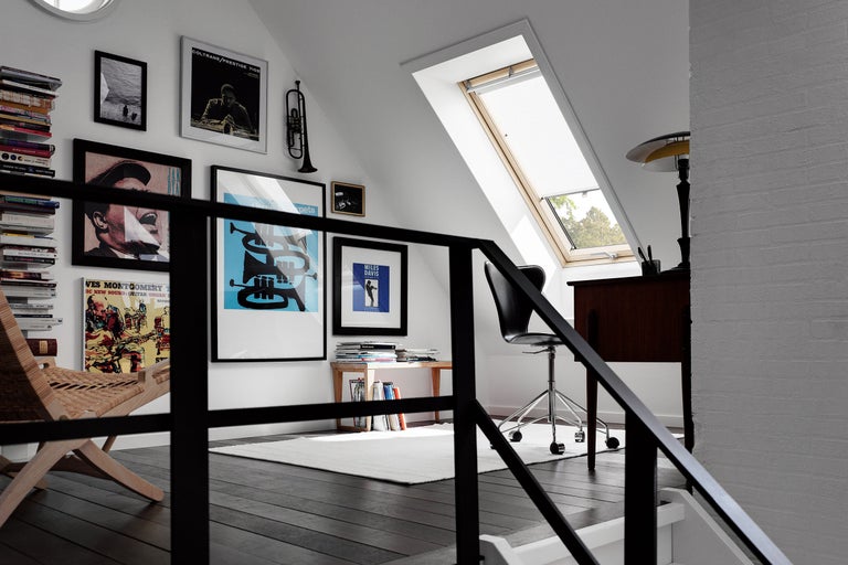 Bureau mansardé avec fenêtre de toit, bureau et chaise