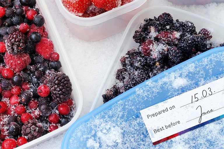 Mélange de fruits rouges surgelés dans des récipients de stockage avec étiquette