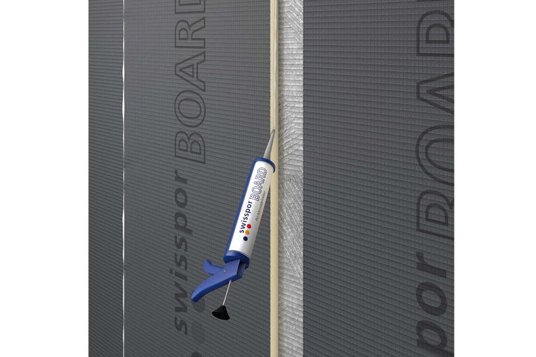 Application de colle de montage entre deux panneaux isolants