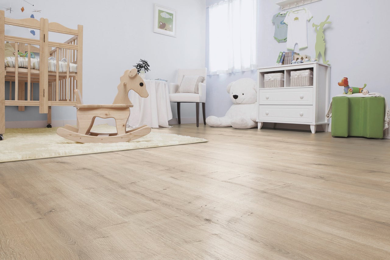 Kinderzimmer mit Kinderbett, Holzschaukelpferd, Kommode und Spielzeug