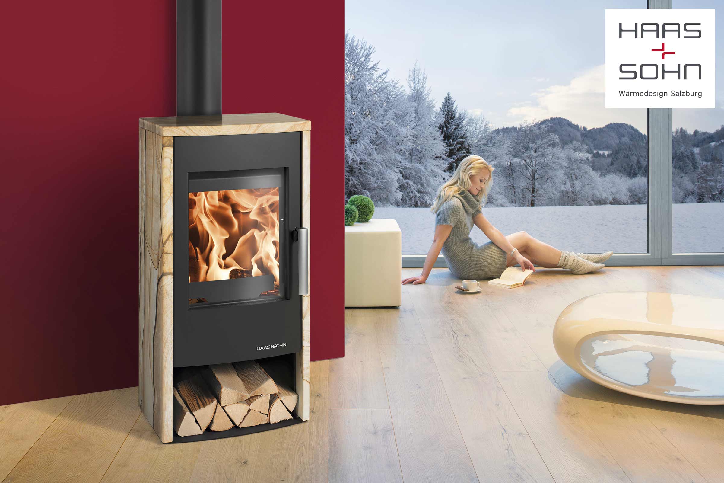 Poêle à bois avec compartiment à bois à côté d'une femme près de la fenêtre en hiver