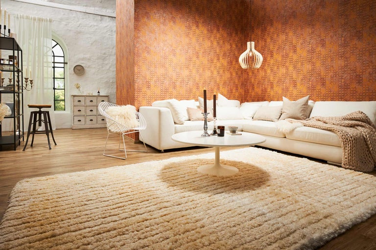 Salon avec canapé, tapis et décoration murale