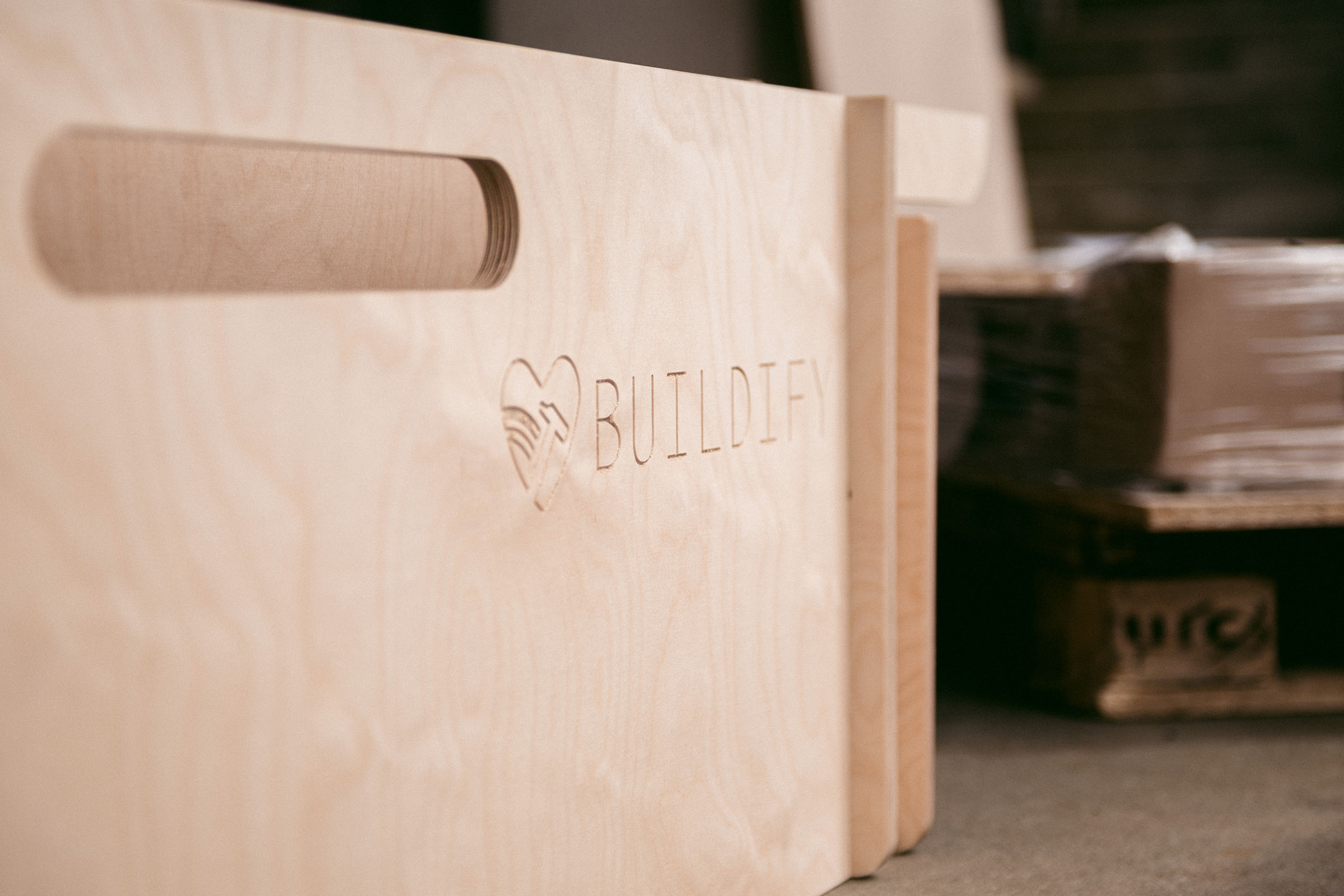 Caisse en bois avec poignée de transport et logo Buildify