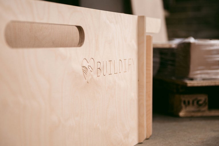 Holzkiste mit Tragegriff und Buildify Logo