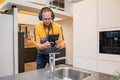Collaborateur Hornbach planifiant une cuisine avec une tablette et un casque.