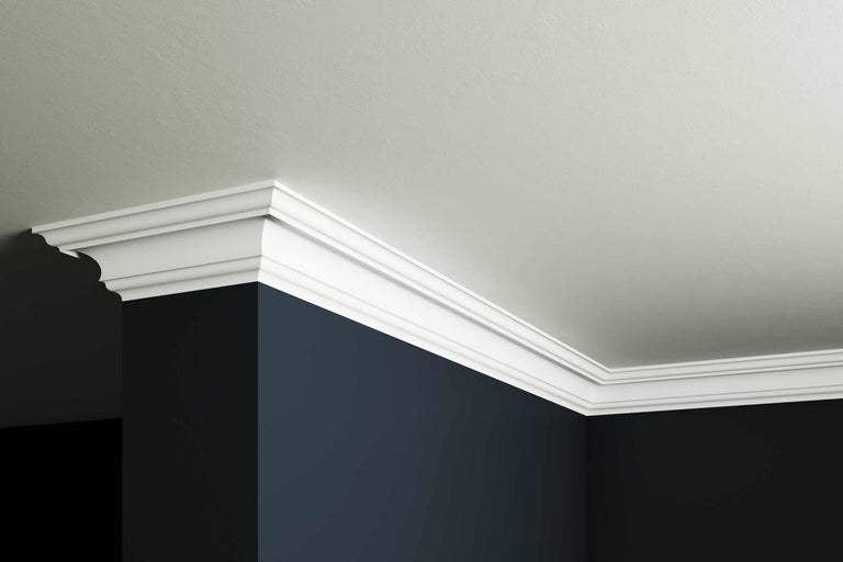 Raumecke mit Zierleiste zwischen Wand und Decke