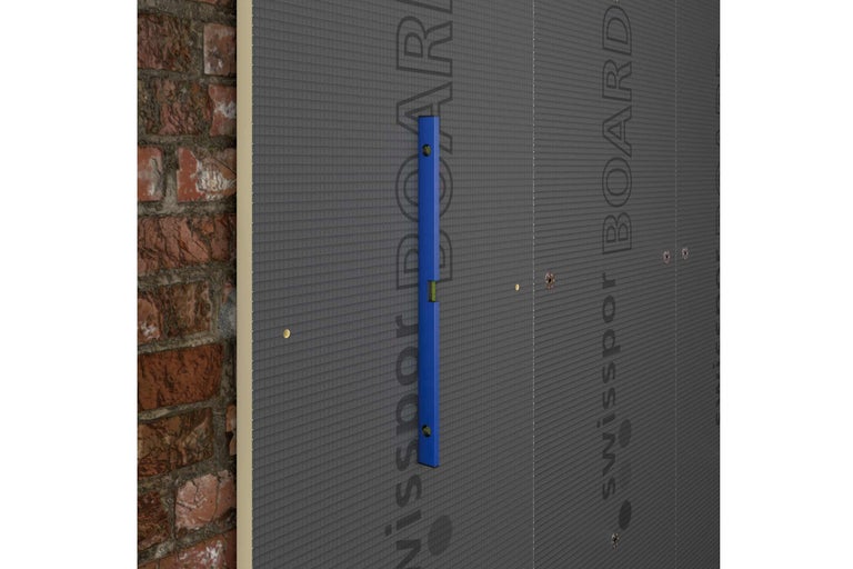 Fixation de panneaux isolants swissopor BOARD sur un mur de maison avec un niveau à bulle.