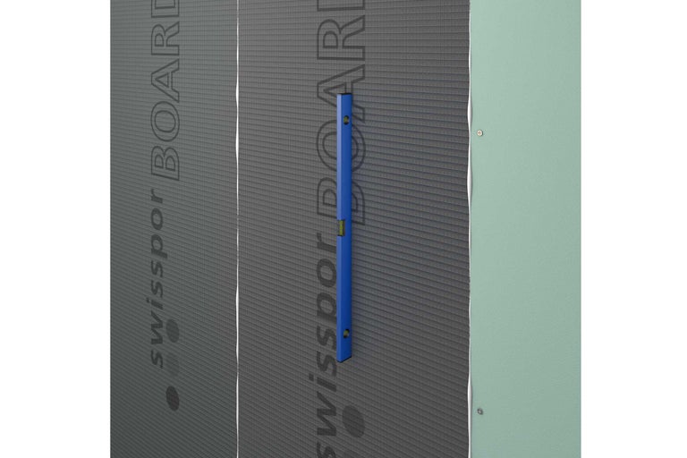 Gros plan de panneaux en mousse rigide avec niveau à bulle bleu pour l'installation