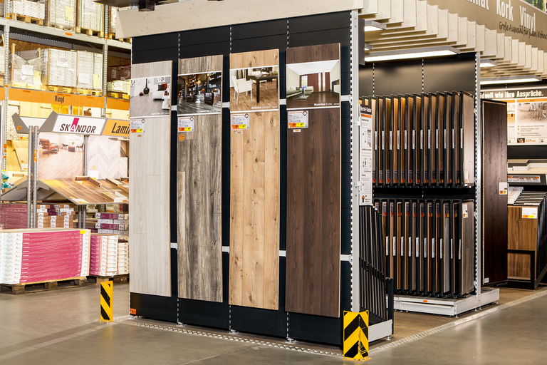 Exposition de sols stratifiés dans la quincaillerie Hornbach avec différents décors en bois