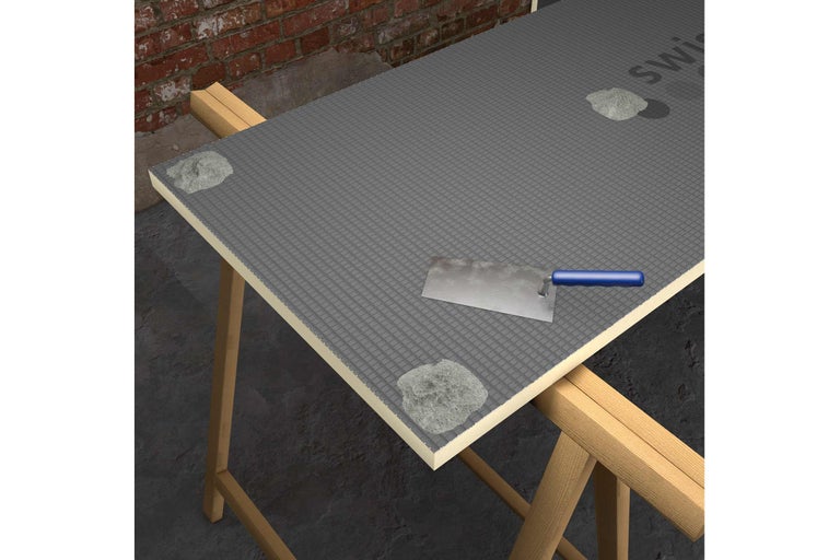 Panneau de construction avec spatule et mortier sur une construction en bois