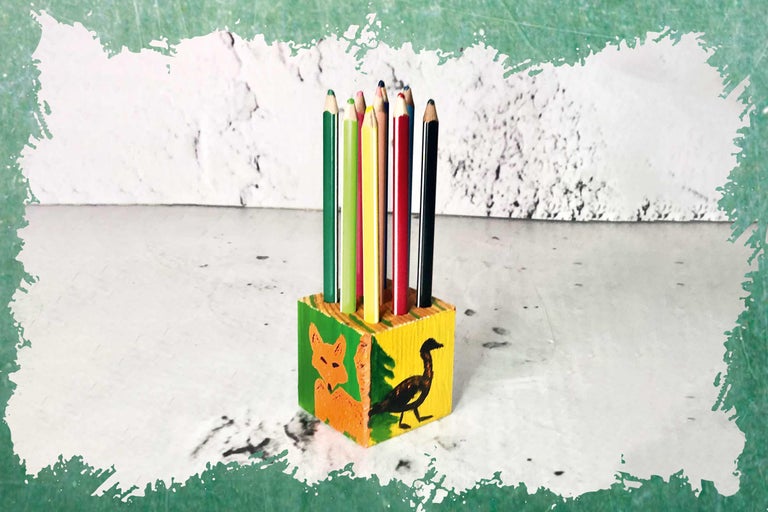 Pot à crayons en bois avec motifs d'animaux et crayons de couleur
