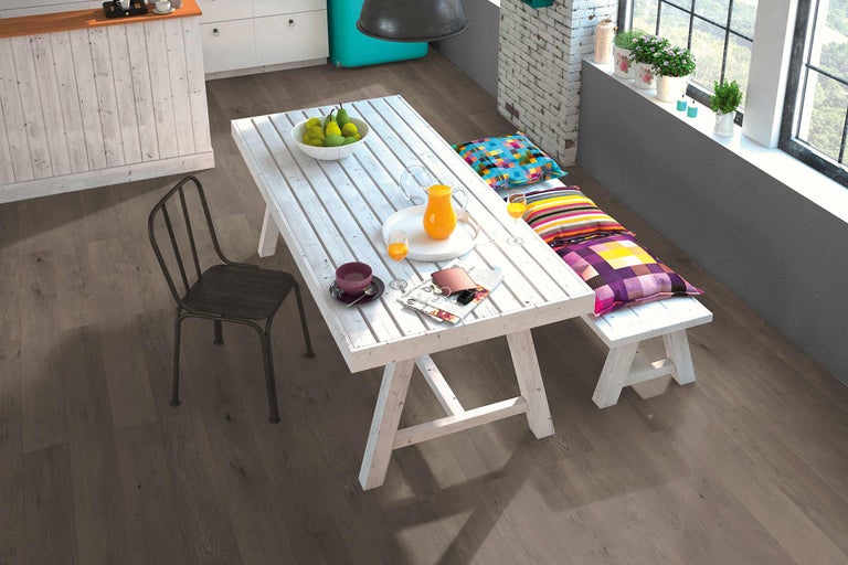 Helles, freundliches Esszimmer mit Holzboden, Esstisch und Sitzbank mit Kissen