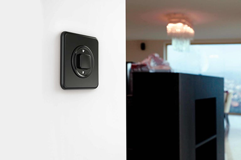 Schalter für das Hausautomationssystem an einer Wand