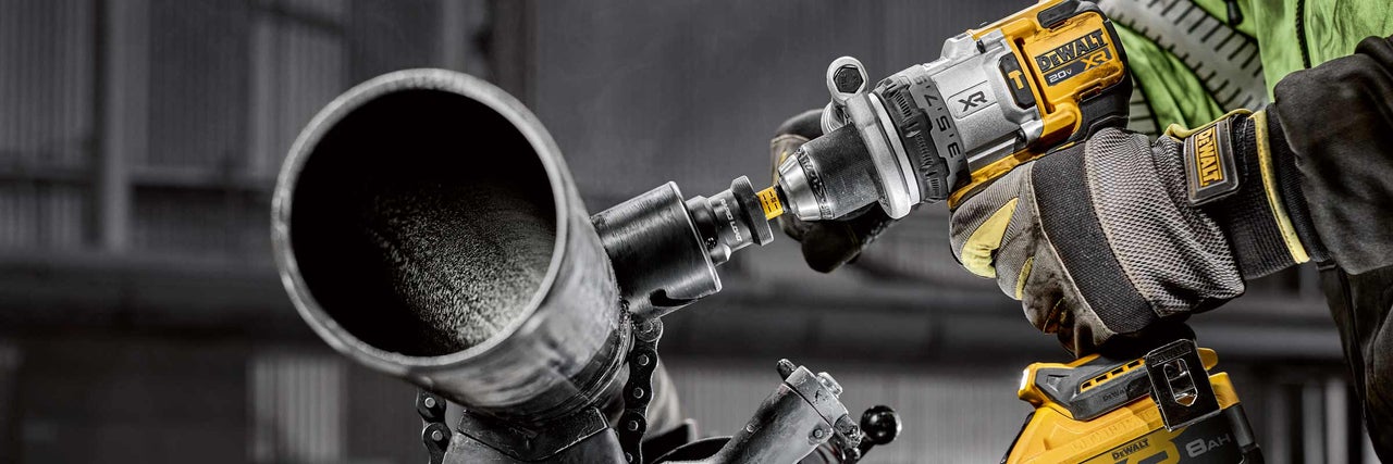DeWalt Akku-Bohrmaschine beim Bohren eines Metallrohrs