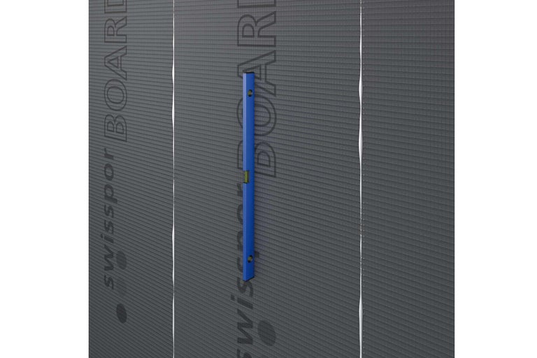 Panneau de construction de douche gris avec niveau à bulle collé.