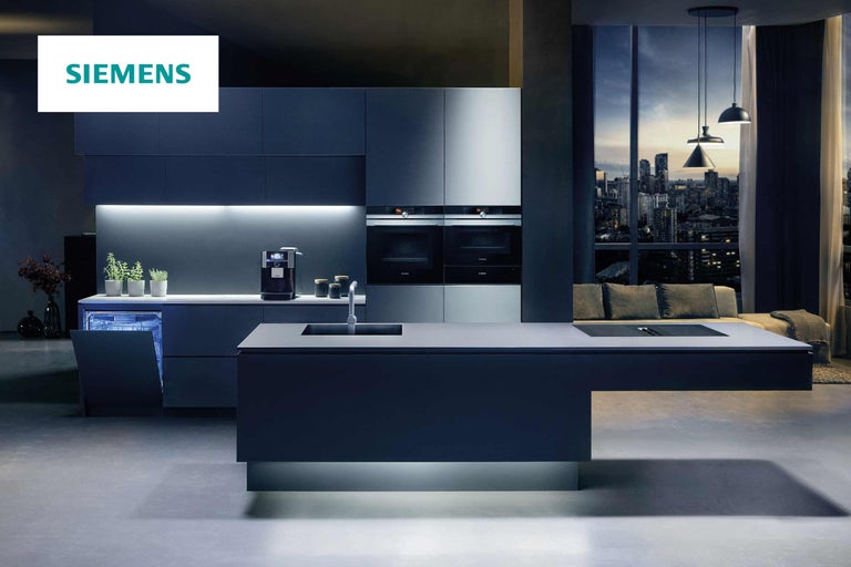 Moderne Küche mit Siemens Geräten und Kochinsel vor einem Fenster mit Stadtblick