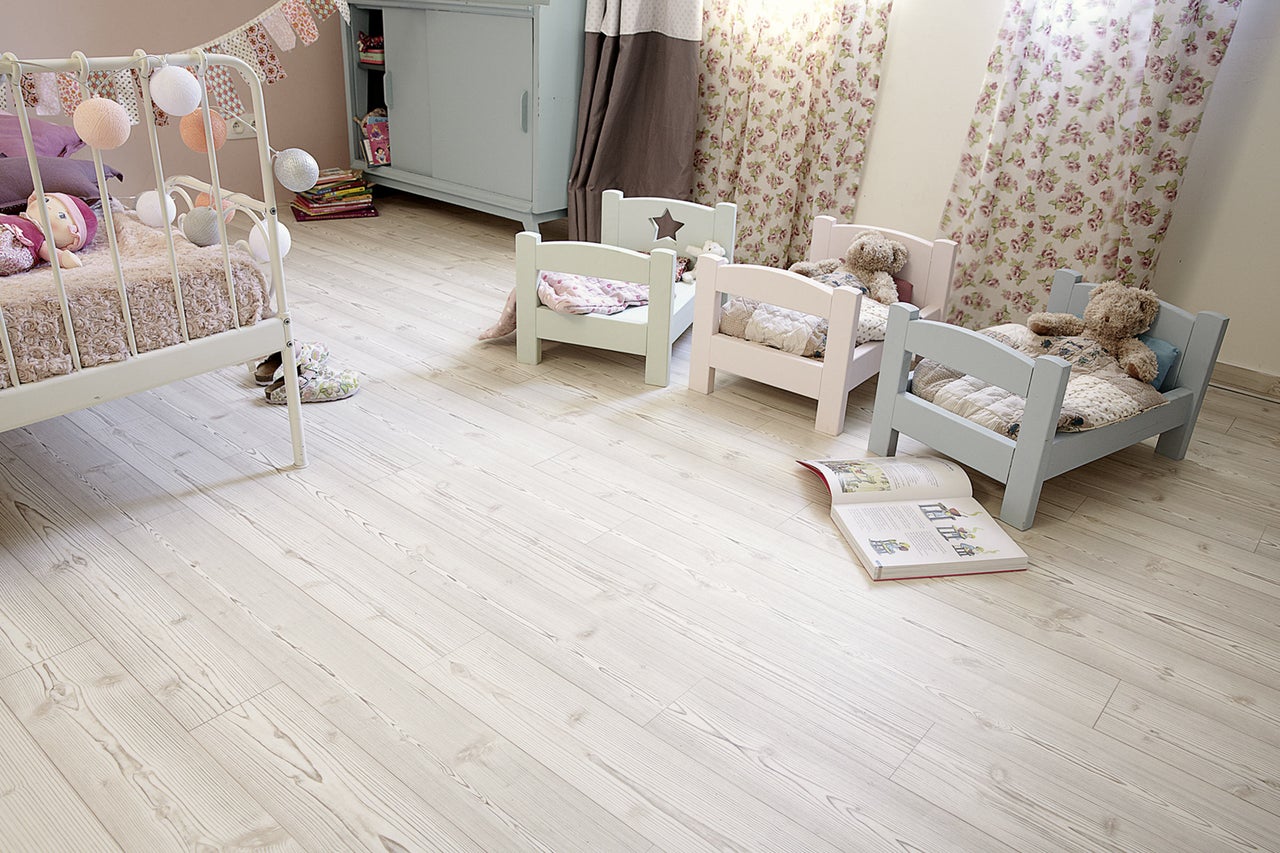 Kinderspielzimmer mit Holzboden, Puppenbetten und Spielzeug