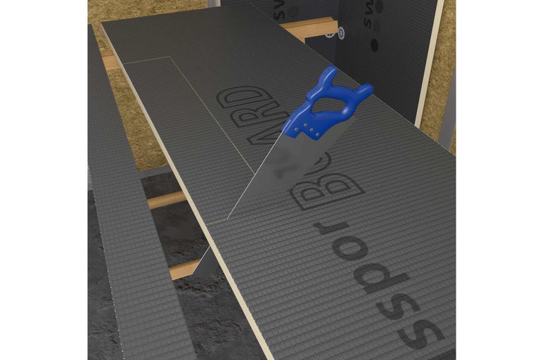 Illustration d'un panneau isolant en cours de découpe avec une scie à main.