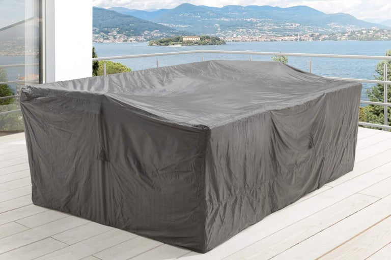 Gartentisch mit Abdeckung zum Schutz vor Wettereinflüssen auf einer Terrasse mit Seeblick