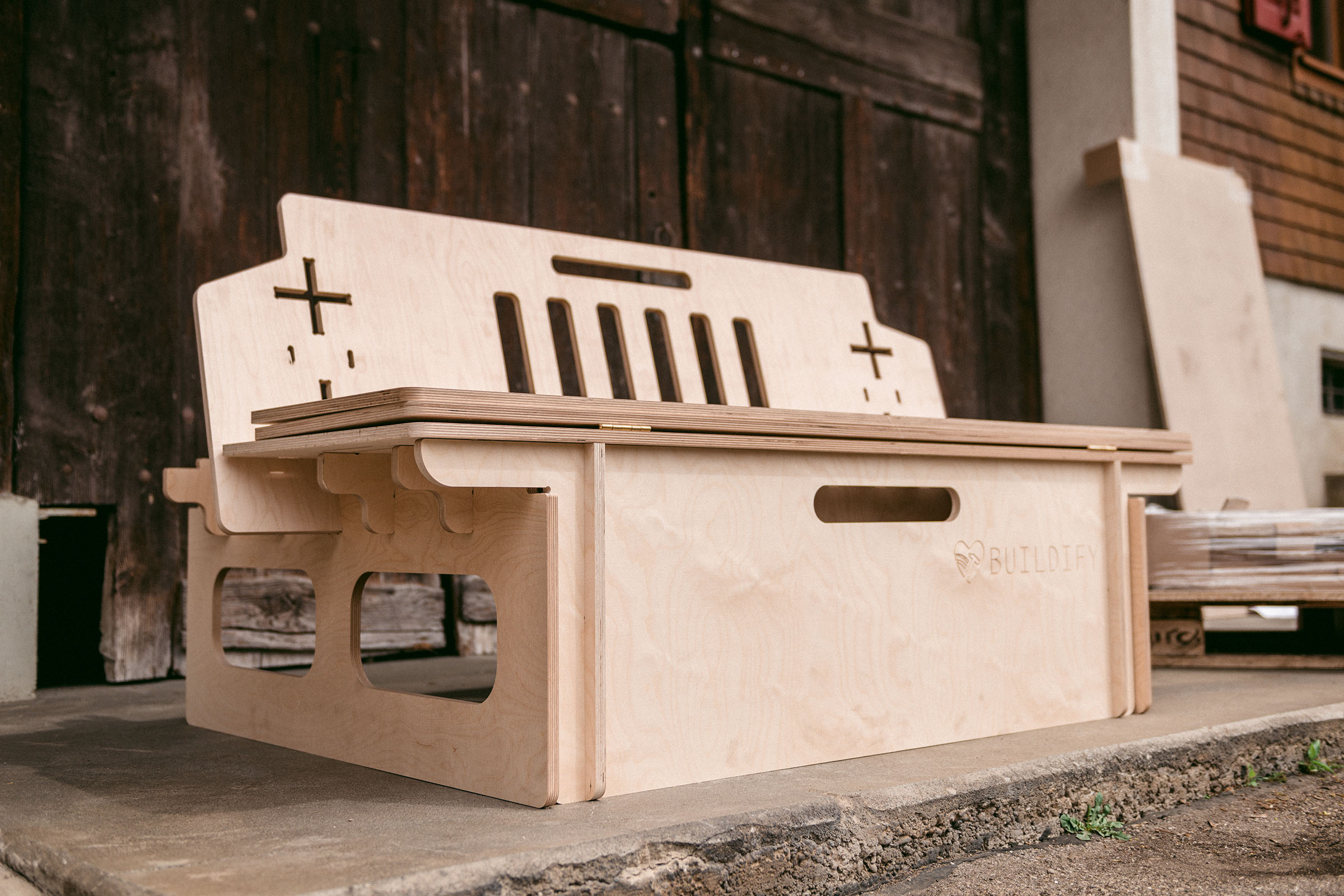 Banc de construction en bois avec le logo BUILDIFY
