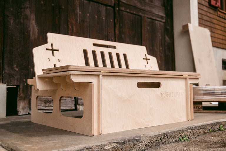 BauBank aus Holz mit BUILDIFY Logo