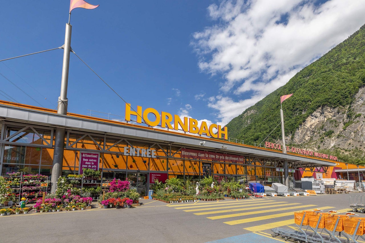  Hornbach Baumarkt Fassade mit Eingangsbereich und Parkplatz. 