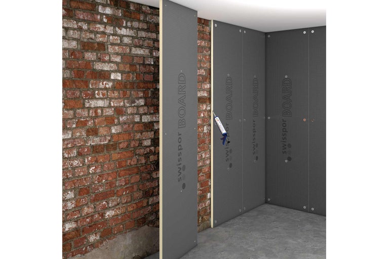 Intérieur avec panneaux isolants sur un mur en briques